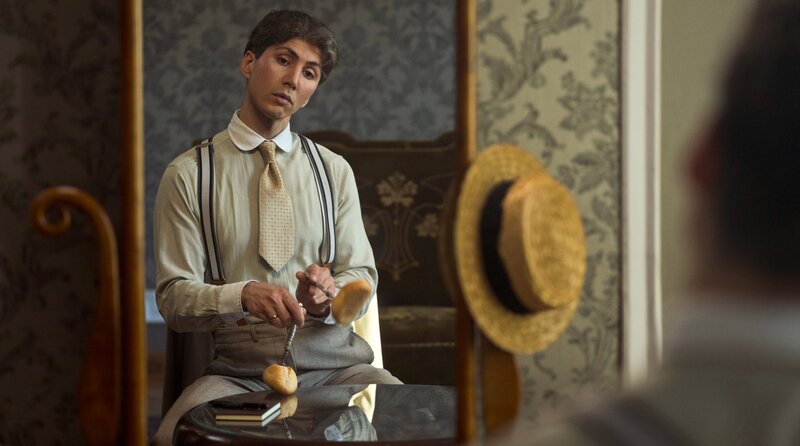 PR-Maßnahme und politisches Statement: Filmstar Charlie Chaplin (Stephen Multari) ist geladener Gast im Rheinhotel Dreesen. – Bild: ARD Degeto/​SWR/​WDR/​Zeitsprung Film/​Krzysztof Wiktor