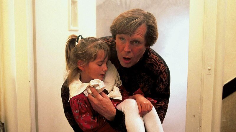 Dr. Stefan Frank (Sigmar Solbach) rettet die kleine Friedericke (Sofia Dirscherl) aus der brennenden Wohnung. – Bild: MG RTL D /​ Elke Werner