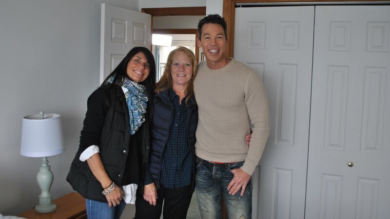 David Romstad in a funny shoot with the winners in one of the houses – Bild: HGTV/​Scripps Networks, LLC.