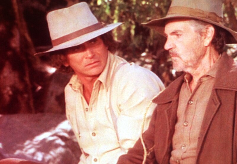 Charles (Michael Landon, l.) hat auf dem Weg nach Sleepy Eye einen alten Landstreicher (Eddie Quillan, r.) mitgenommen. – Bild: Sat.1 Gold Charles (Michael Landon, l.) hat auf dem Weg nach Sleepy Eye einen alten Landstreicher (Eddie Quillan, r.) mitgenommen. – Bild: Sat.1 Gold