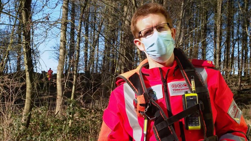 Doctor Paul Onion talking to the camera about the motocross biker’s injuries – Bild: Really /​ Discover Images: HLER906_critica /​ Discovery, Inc.