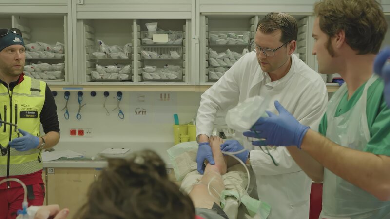 Ein junger Mann hat sich den Knöchel gebrochen und muss dringend operiert werden. – Bild: me:works /​ ZDF