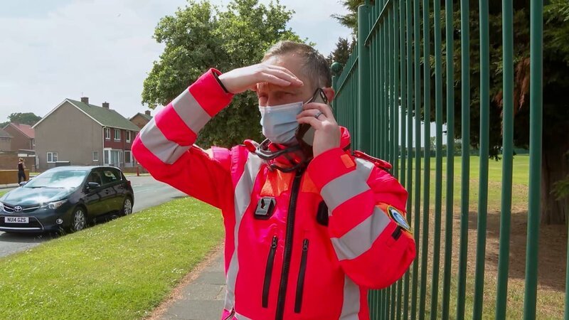 Paramedic Andy Armitage on the phone to the YAA dispatch desk updating them on the situation of the house fire – Bild: Discovery, Inc.