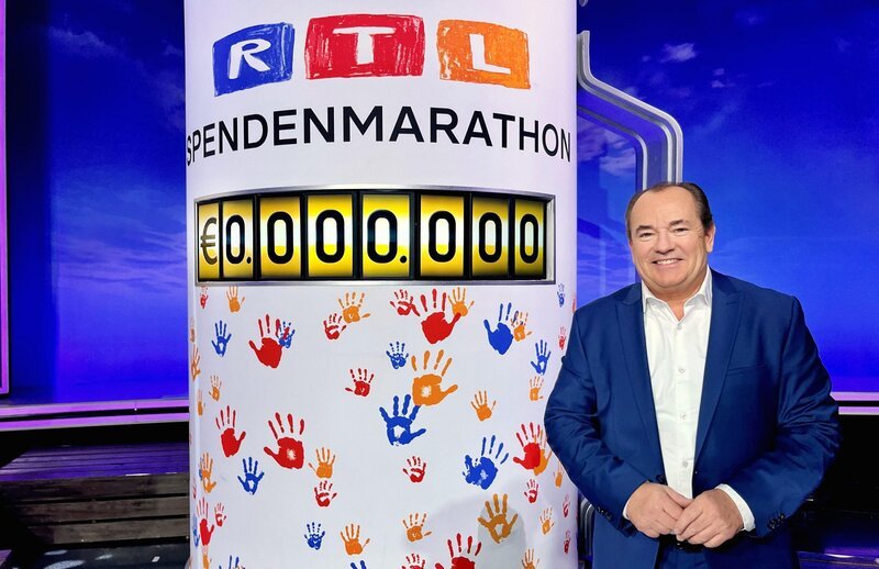 Moderator Wolfram Kons gibt den Startschuss für den RTL-Spendenmarathon! (Archivbild 2024) – Bild: RTL / RTL-Spendenmarathon Moderator Wolfram Kons gibt den Startschuss für den RTL-Spendenmarathon! (Archivbild 2024) – Bild: RTL / RTL-Spendenmarathon