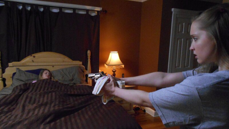 Cinnamon aims a gun at Linda while she is asleep in bed. – Bild: Discovery Communications