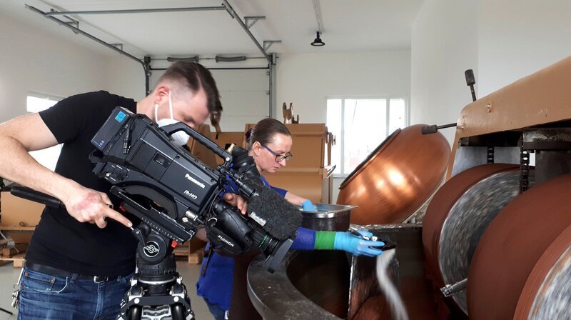 Susan Tutschky, in ihrer Schokoladenmanufaktur. Hier gibt sie zur Schokoladenmasse im NAGEMA-Melangeur aus DDR-Produktion Rohrzucker aus Kolumbien. – Bild: MDR Susan Tutschky, in ihrer Schokoladenmanufaktur. Hier gibt sie zur Schokoladenmasse im NAGEMA-Melangeur aus DDR-Produktion Rohrzucker aus Kolumbien. – Bild: MDR