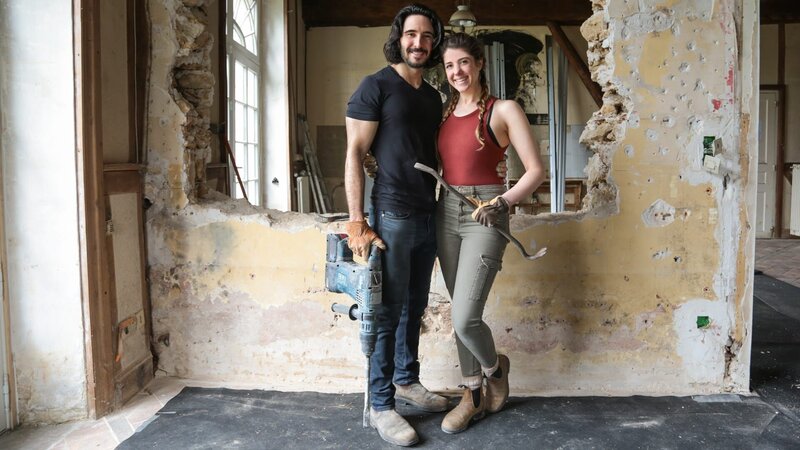 Ian Figueira and Daphne Reckert, as seen on Castle Impossible, Season 1. – Bild: Warner Bros. Discovery, Inc. or its subsidiaries and affiliates.