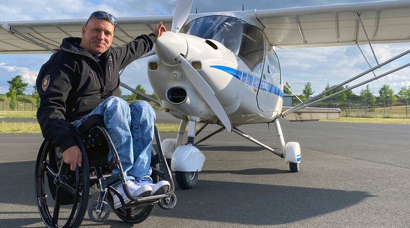 Christian ist passionierter Flieger. – Bild: HR/​Lukas Lowack