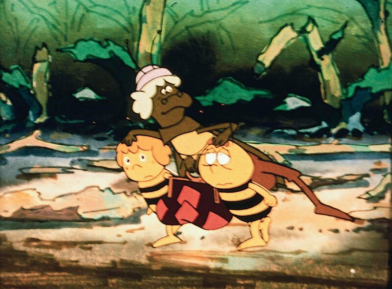 Die Beine wollen nicht mehr so richtig und Maja und Willie helfen der alten Heuschreckendame wieder Anschluß an ihre Gruppe zu finden. – Bild: ORF/​ZDF/​Apollo-Film