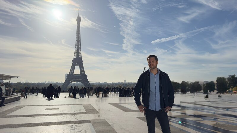 Europa muss unabhängiger werden. Mirko Drotschmann reist nach Paris und schaut 70 Jahre zurück, in das Jahr 1955, als Westdeutschland hier in die NATO aufgenommen wurde. Ein Blick zurück, der Hoffnung für die Zukunft geben kann. – Bild: ZDF und Ralf Heinze /​ Caligari Entertainment GmbH