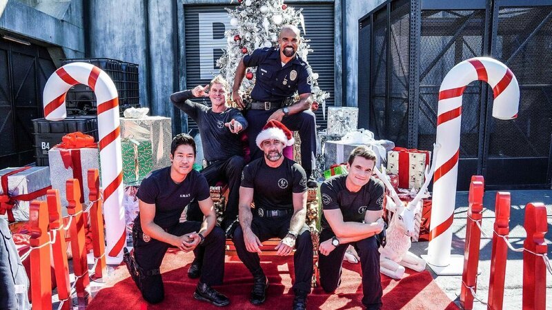 Von links: Victor Tan, Dominique Luca, Daniel ‚Hondo‘ Harrelson, David ‚Deacon‘ Kay und Jim Street. – Bild: RTL /​ Sony Pictures Television Inc. and CBS Studios Inc.