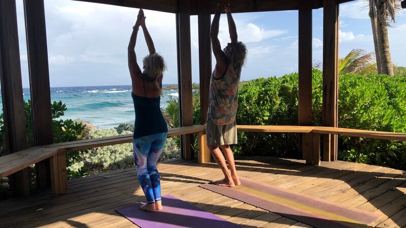 Exterior, Kennard and Wendy doing yoga in Utila, Honduras, as seen on HGTV’s Caribbean Life. – Bild: HGTV /​ Discover HCBLF1511_326327_130326 /​ Scripps