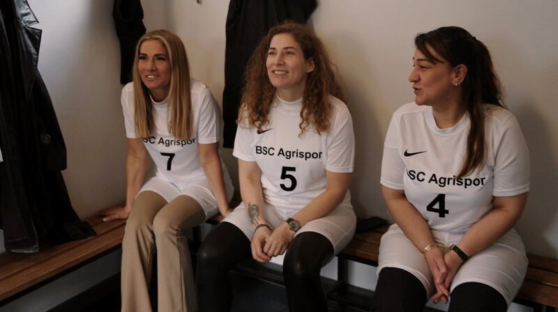 Nazan, Nalan und Türkan nach einem gemeinsamen Spiel in der Umkleidekabine. – Bild: rbb/​pong film