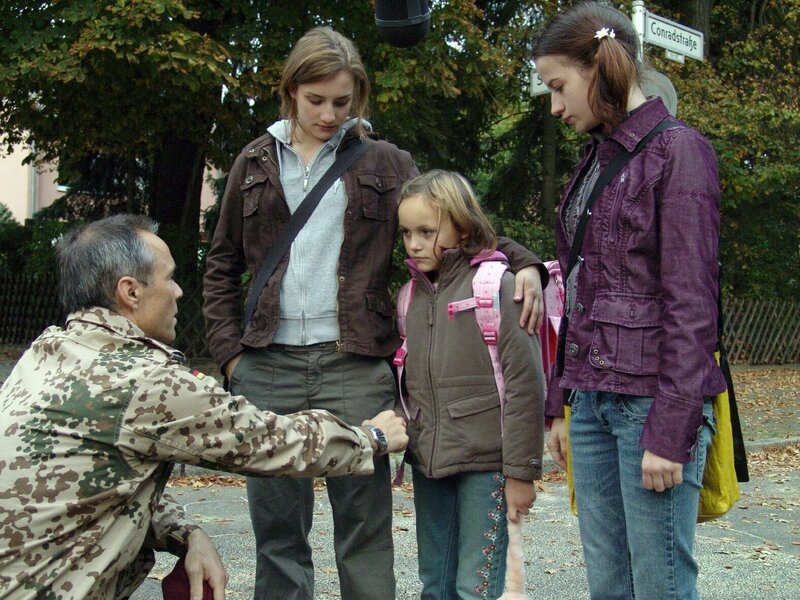 Jessy (Karoline Teska, 2.v.l.), Marla (Nina Gummich, r.) und vor allem Nesthäkchen Floh (Nina Monka, 2.v.r.) sind irritiert und überrascht, als nach dem Tod ihrer Mutter plötzlich ihr Vater, der Bundeswehrmajor Harald (Hannes Jaenicke, l.), vor der Tür steht. Der kennt seine Töchter seit Jahren bestenfalls vom Foto … – Bild: ProSieben /​ Volker Roloff Eigenproduktionsbild frei