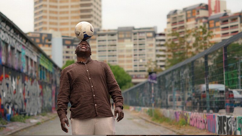 Elvis (32) große Leidenschaft ist der Fußball, als Jugendlicher hängt er fast jeden Tag auf dem Bolzplatz, heute ist er engagierter Fußballtrainer. – Bild: ZDF und Marius Porte