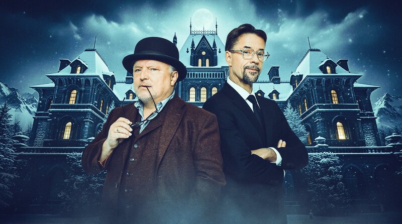 Live, improvisiert und unvorhersehbar: „Tödliches Spiel – Das Live-Krimi-Dinner“ mit Axel Prahl (li.) und Jan Josef Liefers (re.) als Krimi-Masterminds – Bild: ARD Degeto/​Constantin Entertainment /​ ORF /​ Willi Weber/​Creative Direction: Alexander Groth