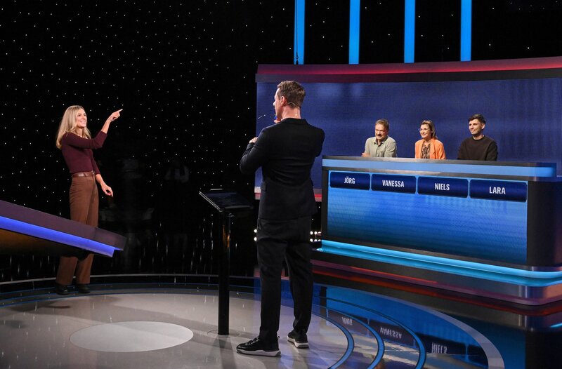 Moderator Alexander Bommes (M.) mit den Kandidaten: Jörg Müller (3.v.r.), Vanessa Gaspar (2.v.r.), Niels Darr (r.), Lara-Maria Wolf (l.). – Bild: ARD/​Uwe Ernst