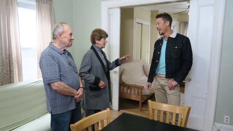 David Bromstam meets our winners at the old house, by the dining area. – Bild: HGTV/​Scripps Networks, LLC.