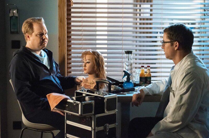 Irgendwie kommt Dr. Elias Bähr (Stefan Ruppe, r.) der Krankenhaus-Friseur Simon Belkermann (Michael S. Ruscheinsky), sonderbar vor. Er sucht das Gespräch mit seinem Patienten. – Bild: ARD/​Jens Ulrich Koch