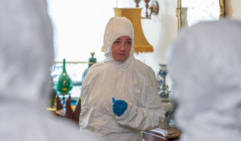 Rechtsmedizinerin Ashley Wilton (Sophie Stone) muss feststellen, dass Münzhändler Hammond nicht gestürzt ist, sondern erschlagen wurde. – Bild: ZDF und Natalie Seery/​BBC Studios/​Acorn Media Enterprises