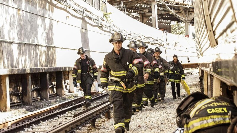 Kelly Severide (Taylor Kinney) und seine Mannschaft werden zu einer Bahnstation gerufen, weil dort ein Zug zwei Menschen erfasst hat. – Bild: RTL NITRO /​ NBC Universal