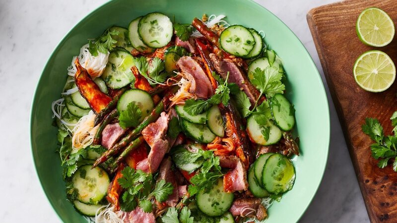 Salat mit Steak und Aubergine. – Bild: RTL /​ Jamie Oliver Enterprises Ltd. /​ James Verity