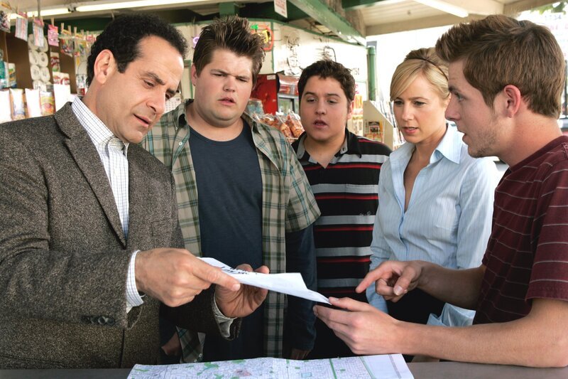 „Treasure“ -- Pictured: (l-r) Tony Shalhoub as Adrian Monk, Jareb Dauplaise as Pez, Sean Marquette as Ridley, Traylor Howard as Natalie Teeger, Cody McMains as Troy Kroger. – Bild: ORF/Universal / Peter Hopper Stone „Treasure“ -- Pictured: (l-r) Tony Shalhoub as Adrian Monk, Jareb Dauplaise as Pez, Sean Marquette as Ridley, Traylor Howard as Natalie Teeger, Cody McMains as Troy Kroger. – Bild: ORF/Universal / Peter Hopper Stone