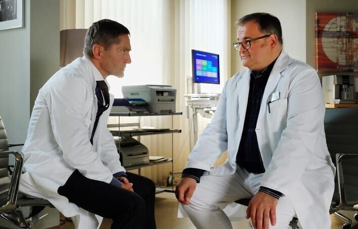 Hans-Peter Brenner (Michael Trischan, re.) bittet Dr. Rolf Kaminski (Udo Schenk, li.) um ein Gespräch und berichtet ihm, dass er eine Entscheidung getroffen hat, die auch ihn betrifft. – Bild: MDR/​Saxonia Media/​Sebastian Kiss
