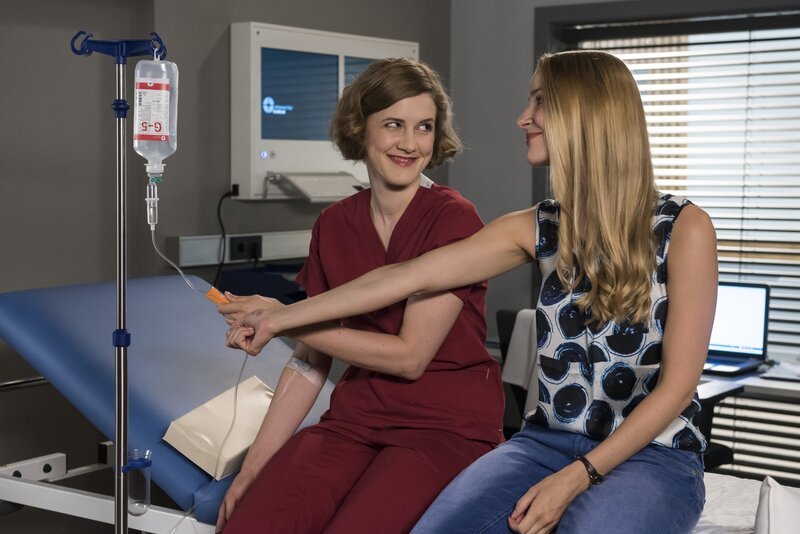 Elly Winter (Juliane Fisch, l.); Julia Berger (Mirka Pigulla, r.) – Bild: Jens-Ulrich Koch