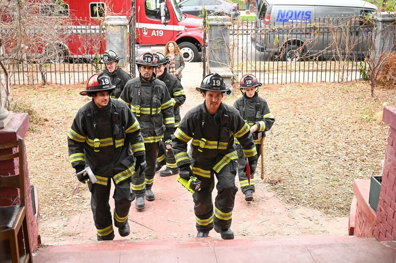 Carlos Miranda (Theo Ruiz), Boris Kodjoe (Robert Sullivan), Jay Hayden (Travis Montgomery), Danielle Savre (Maya Bishop). – Bild: ORF/​Disney/​ABC/​John Fleenor
