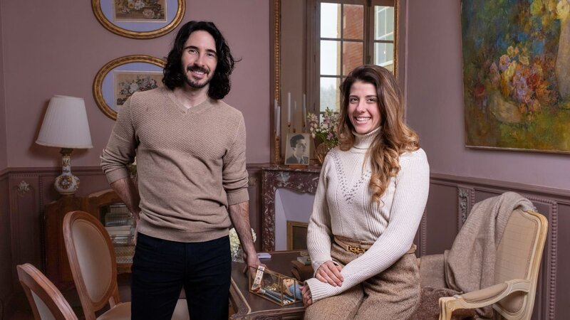 Daphne Reckert and Ian Figueira in their renovated bureau (office) in Chateau de Lesigny they are renovating in Lesigny, France, as seen on Castle Impossible, Season 1. – Bild: Warner Bros. Discovery, Inc. or its subsidiaries and affiliates /​ Julien Faure