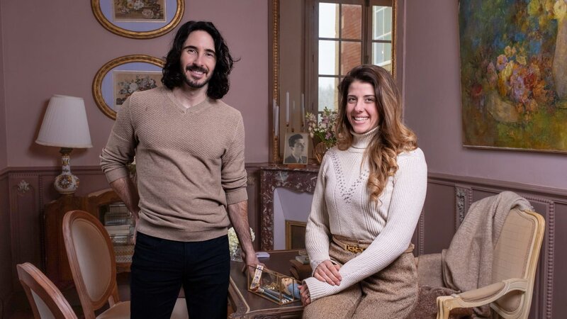 Daphne Reckert and Ian Figueira in their renovated bureau (office) in Chateau de Lesigny they are renovating in Lesigny, France, as seen on Castle Impossible, Season 1. – Bild: Warner Bros. Discovery, Inc. or its subsidiaries and affiliates /​ Julien Faure
