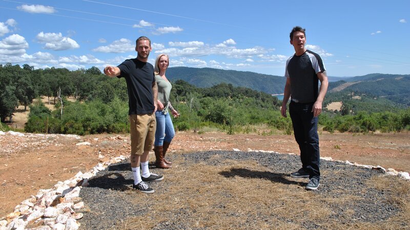 David Bromstad poses with the winners outside one of the homes on HGTV’s My Lottery Dream Home – Bild: HGTV/​Scripps Networks, LLC