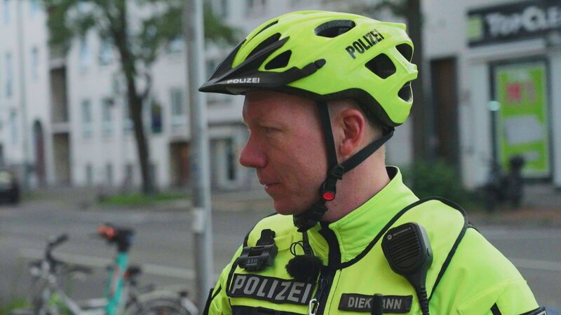 Police officer Andreas from the bicycle unit of the Hanover police. – Bild: Warner Bros. Discovery, Inc. or its subsidiaries and affiliates. All rights reserved.