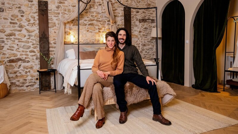 Daphne and Ian in their renovated Hunter’s Lodge. The Hunter’s Lodge is also on the property at their Chateau de Lesigny they are renovating in Lesigny, France, as seen on Castle Impossible, Season 1. – Bild: Warner Bros. Discovery /​ Julien Faure