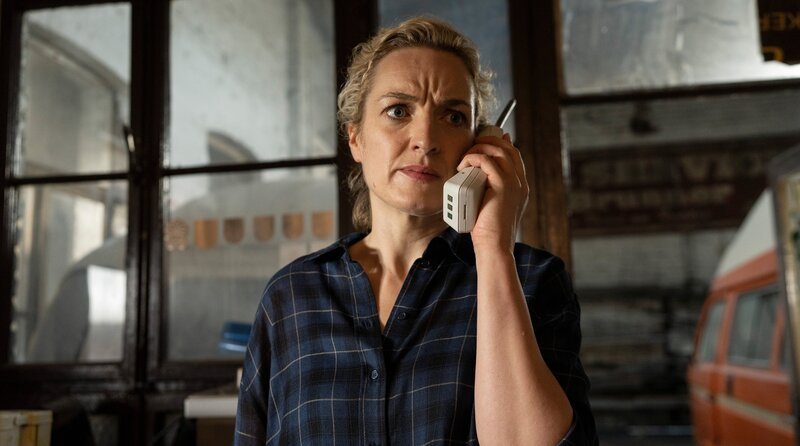 Corinna (Jessica Walther-Gabory), die Mitbewohnerin des Ermordeten, gesteht, dass der Manta nicht mehr da ist. – Bild: ARD/​Thomas Kost