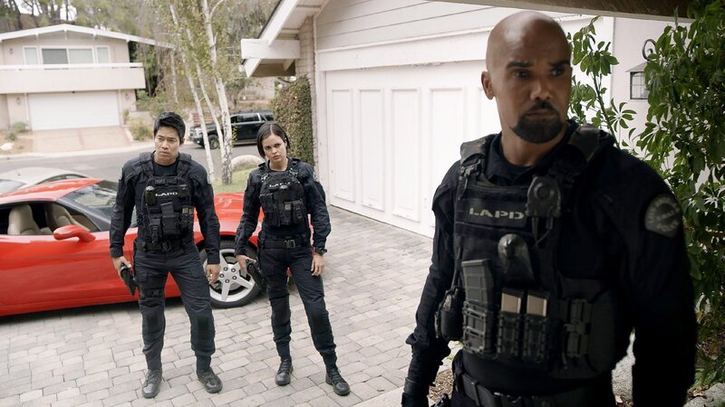 Von links: Victor Tan (David Lim), Christina ‚Chris‘ Alonso (Lina Esco) und Daniel ‚Hondo‘ Harrelson (Shemar Moore) – Bild: Sony Pictures Television Inc. and CBS Studios Inc.