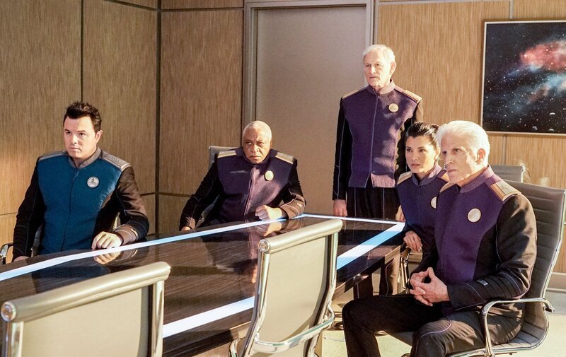 (im Uhrzeigersinn) Ed Mercer (Seth MacFarlane); Admiral Tucker (Ron Canada); Admiral Halsey (Victor Garber); Admiral Ozawa (Kelly Hu); Admiral Perry (Ted Danson) – Bild: ORF/​PRO7/​ Fox/​Kevin Estrada