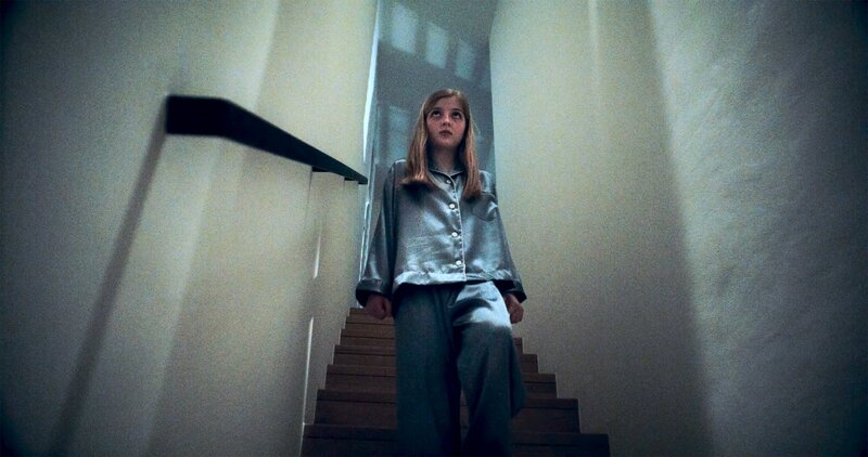 Yara (Luise Gleich) fürchtet sich alleine zu Hause. – Bild: ZDF und Rebecca Meining