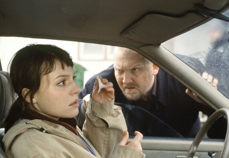 Bei einem Auffahrunfall wird die Krankenschwester Hannah Siems (Maria Simon) leicht verletzt. Freddy Schenk (Dietmar Bär) kommt zu Hilfe. – Bild: WDR/​Uwe Stratmann