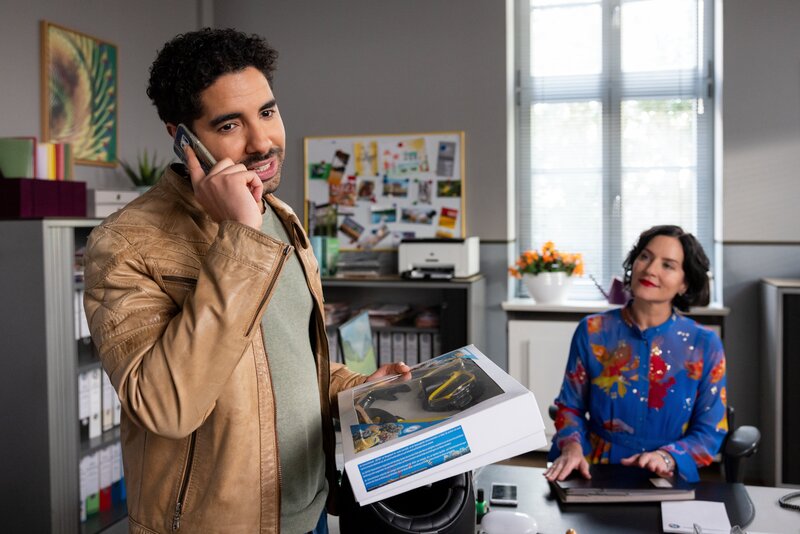 Dominik Meis (Younes Tissinte, l.) hat eine Idee, wie er Miriam Stockls (Marisa Burger, r.) Problem mit den beiden bestellten Schnorchel-Masken lösen könnte. – Bild: ZDF und Linda Gschwentner