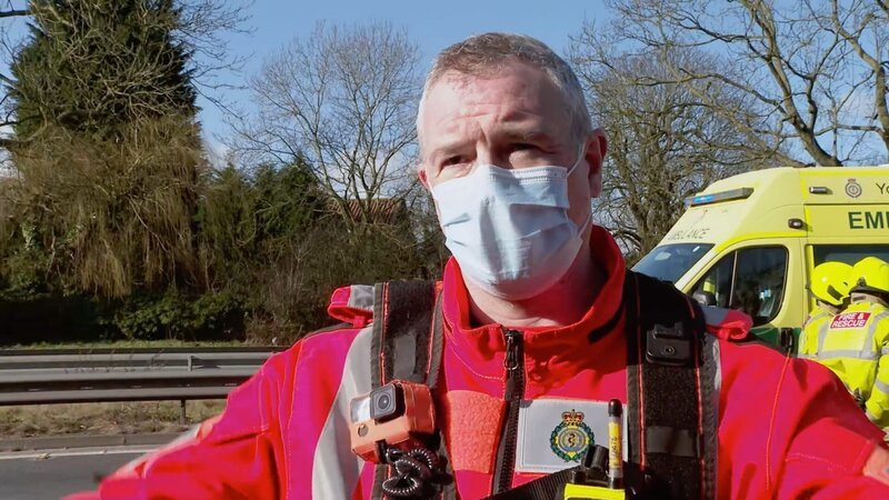 On scene, paramedic Pete Rhodes talks to the camera about the patient’s journey to hosptial – Bild: Discovery, Inc.