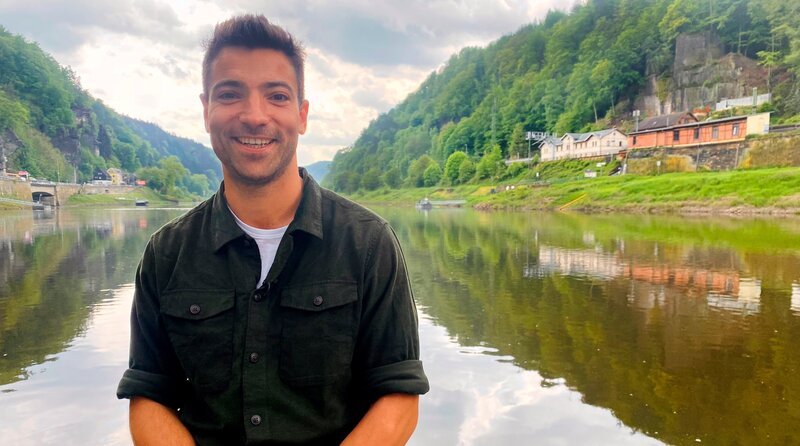 Für „Wunderschön“ geht Ramon Babazadeh auf Entdeckungsreise entlang der Elbe – vom Elbsandsteingebirge bis nach Dresden. – Bild: WDR/​Bavaria Entertainment GmbH/​Lukas Feyder
