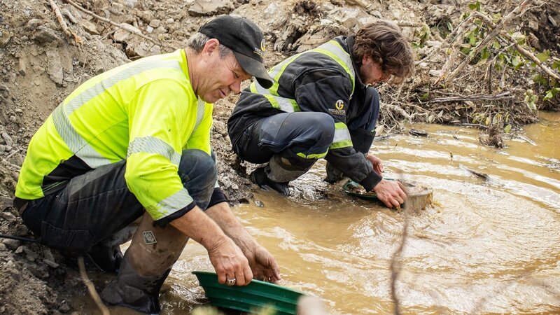 L-R: Brian McCaughan und Bryce McCaughan beim Goldwaschen – Bild: Warner Bros. Discovery