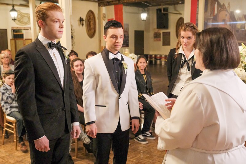 (v.li.): Cameron Monaghan (Ian Gallagher), Noel Fisher (Mickey Milkovich), Elise Eberle (Sandy Milkovich). – Bild: ORF/​TELE-München/​Warner/​Showtime/​Tony Rivetti Jr.