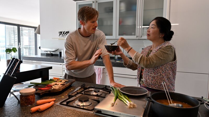Haushälterin Thuong (Mai-Phuong Kollath) kennt das beste Rezept gegen Liebeskummer. Nur will Timo (Golo Euler) davon nichts wissen. – Bild: Christiane Pausch / ZDF Haushälterin Thuong (Mai-Phuong Kollath) kennt das beste Rezept gegen Liebeskummer. Nur will Timo (Golo Euler) davon nichts wissen. – Bild: Christiane Pausch / ZDF