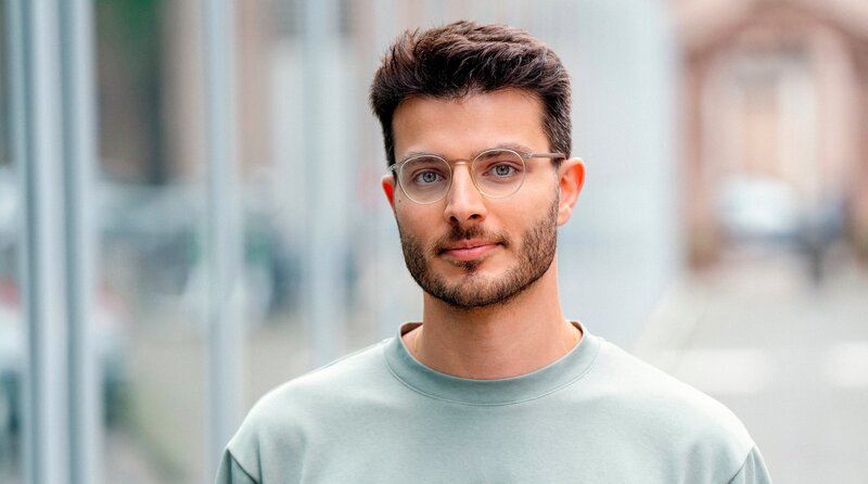 Der diesjährige Hanns-Joachim-Friedrichs-Förderpreis geht an den WDR-Journalisten Borhan Akid. Die Auszeichnung ist eine von insgesamt drei, die der Hanns-Joachim-Friedrichs-Preis e. V. jedes Jahr für herausragende Leistungen im Fernsehjournalismus vergibt. – Bild: WDR/​Annika Fußwinkel