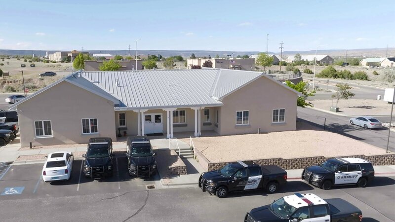 Exterior of the Rio Arriba County Sheriff’s Office, New Mexico. – Bild: DMAX Germany /​ Fabiola GmbH /​ Warner Bros. Discovery, Inc. or its subsidiaries and affiliates