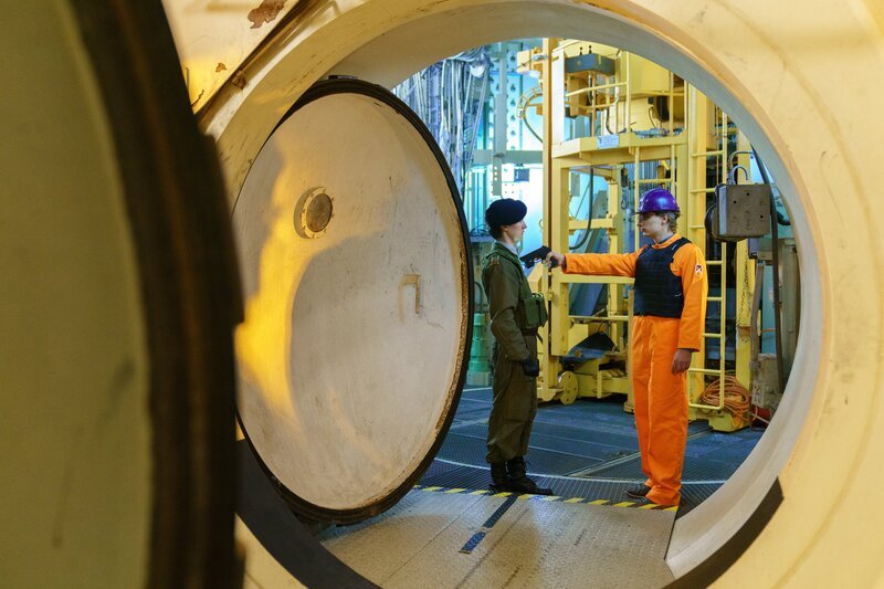 Freddy Votava (Patrick Isopp, r.) erwischt Theo Kralik (Valentin Hagg, l.) beim versuchten Diebstahl. – Bild: Petro Domenigg/​FILMSTILLS.AT KG /​ ZDF