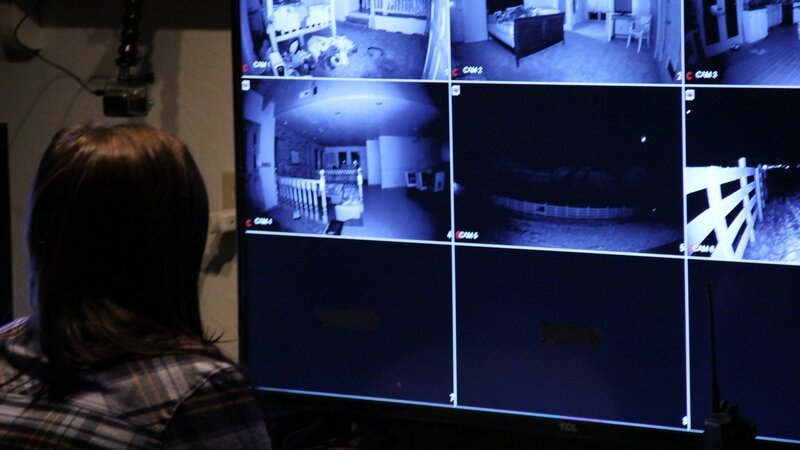Host Katrina Weidman observing the night investigation feed at the Strawberry River Inn in Utah. As seen on Travel Channel’s Portals To Hell. – Bild: The Travel Channel, L.L.C.
